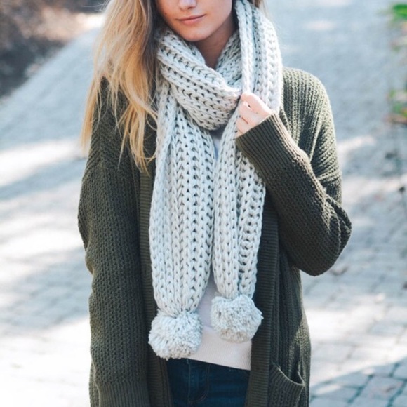 ❗️Last One❗️NWT Light Grey Knit Scarf - Picture 2 of 5